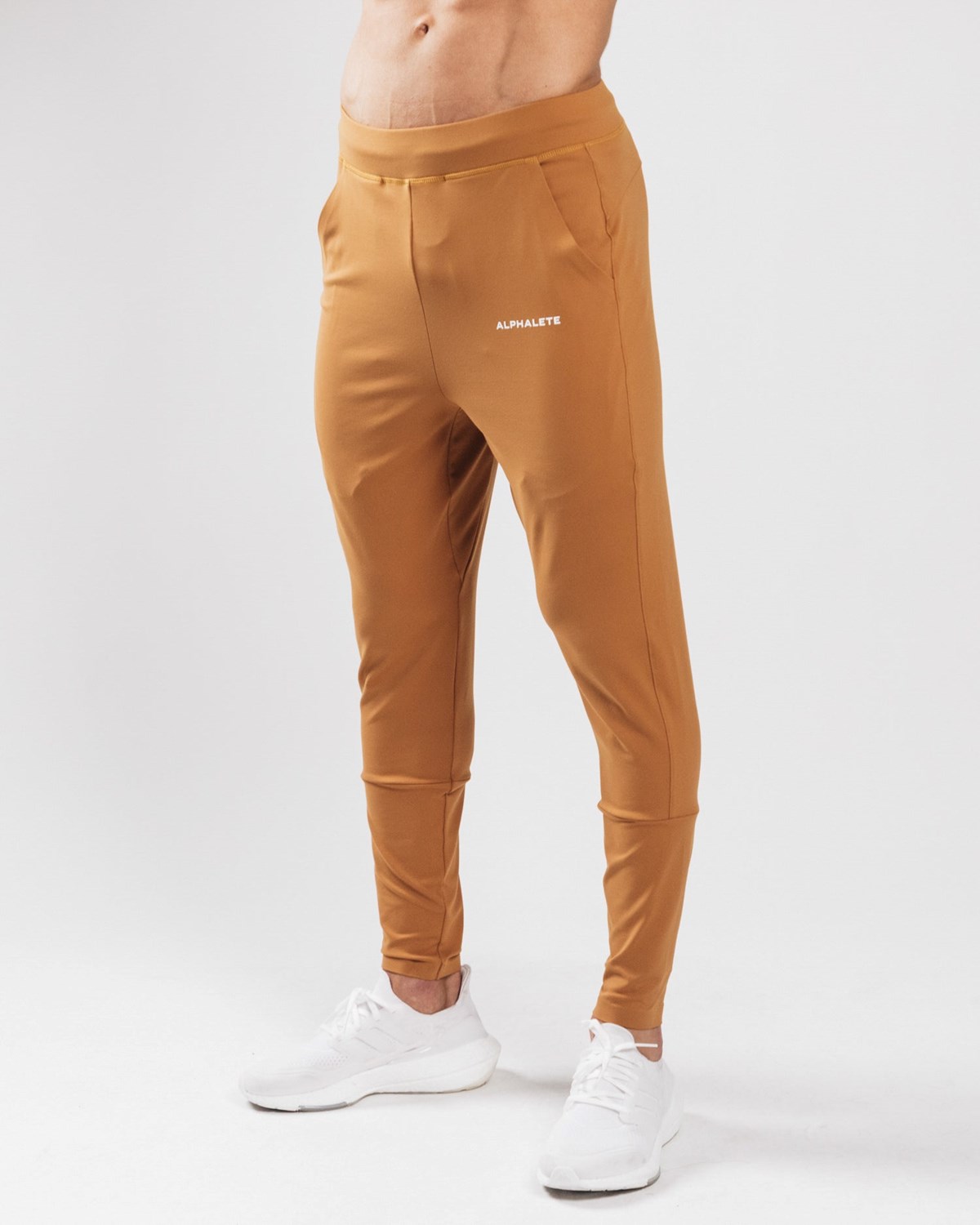 Alphalete 4-Way Stretch Jogger Camel | WNXFC4713