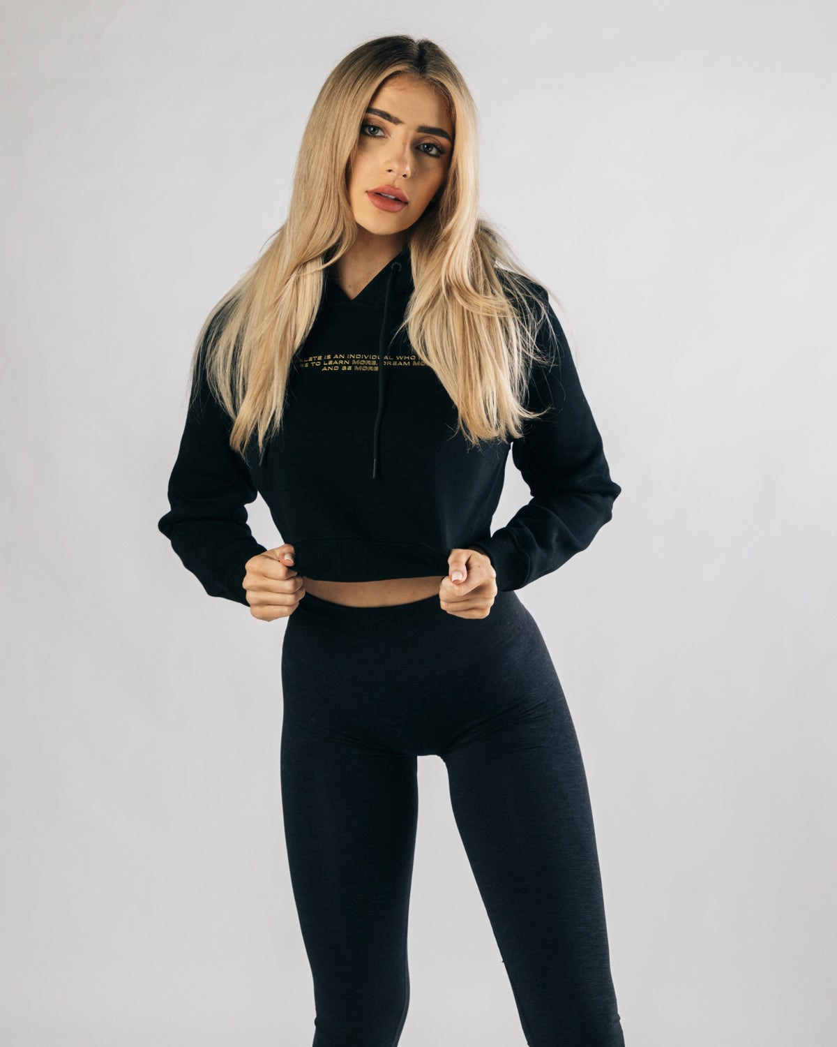 Alphalete Fitted Performance Crop Hoodie Sort Guld | KLXDJ4095