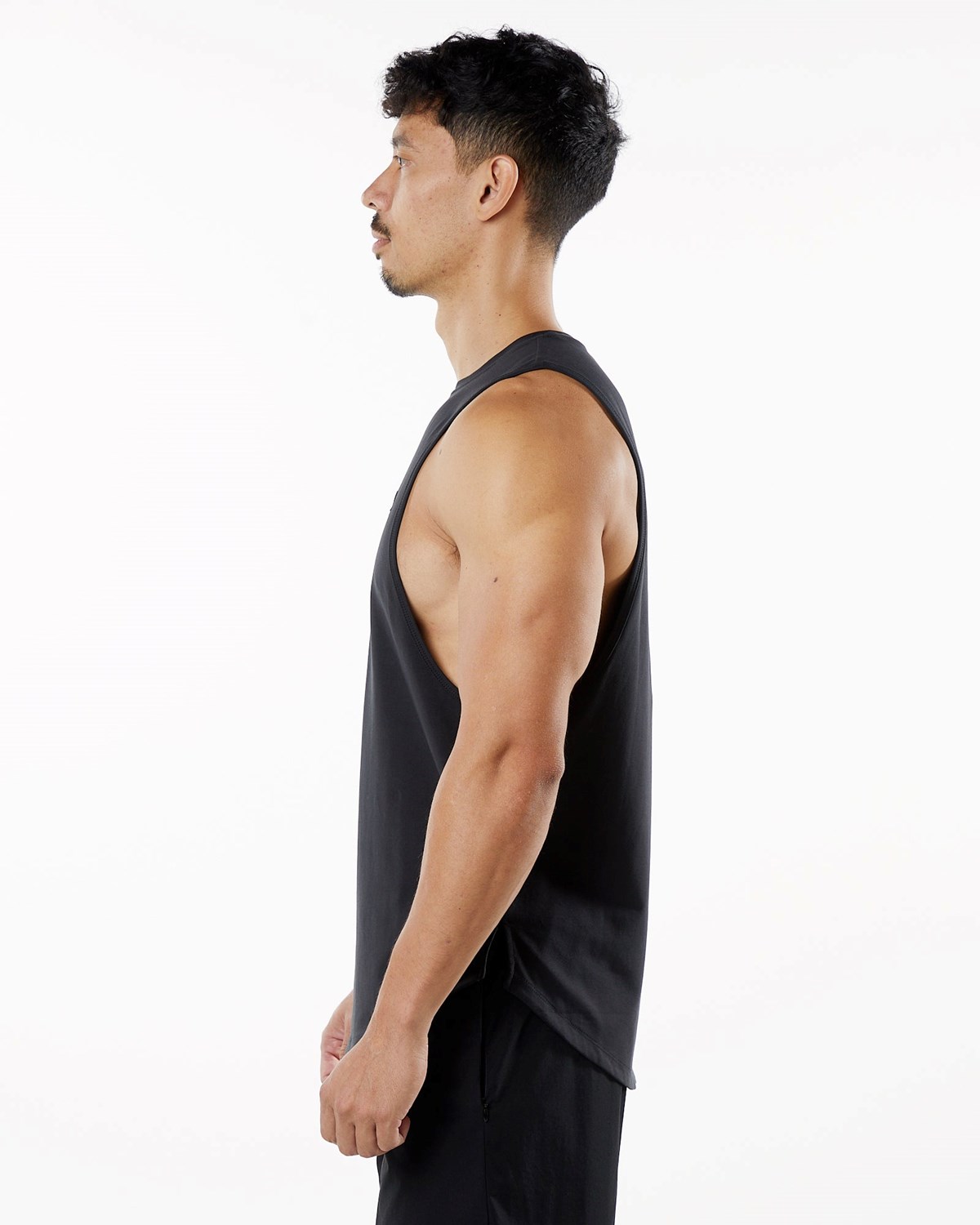 Alphalete Fitted Performance Tank Blackout | QGOAN4056