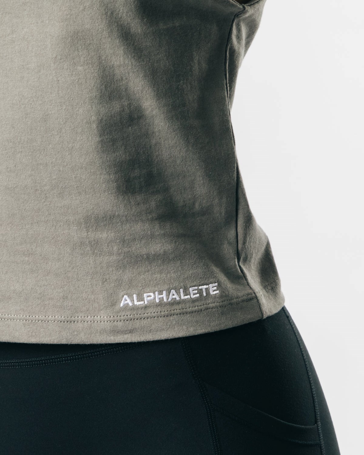 Alphalete Heavy Bomulds Cutoff Concrete | XSDRY1985